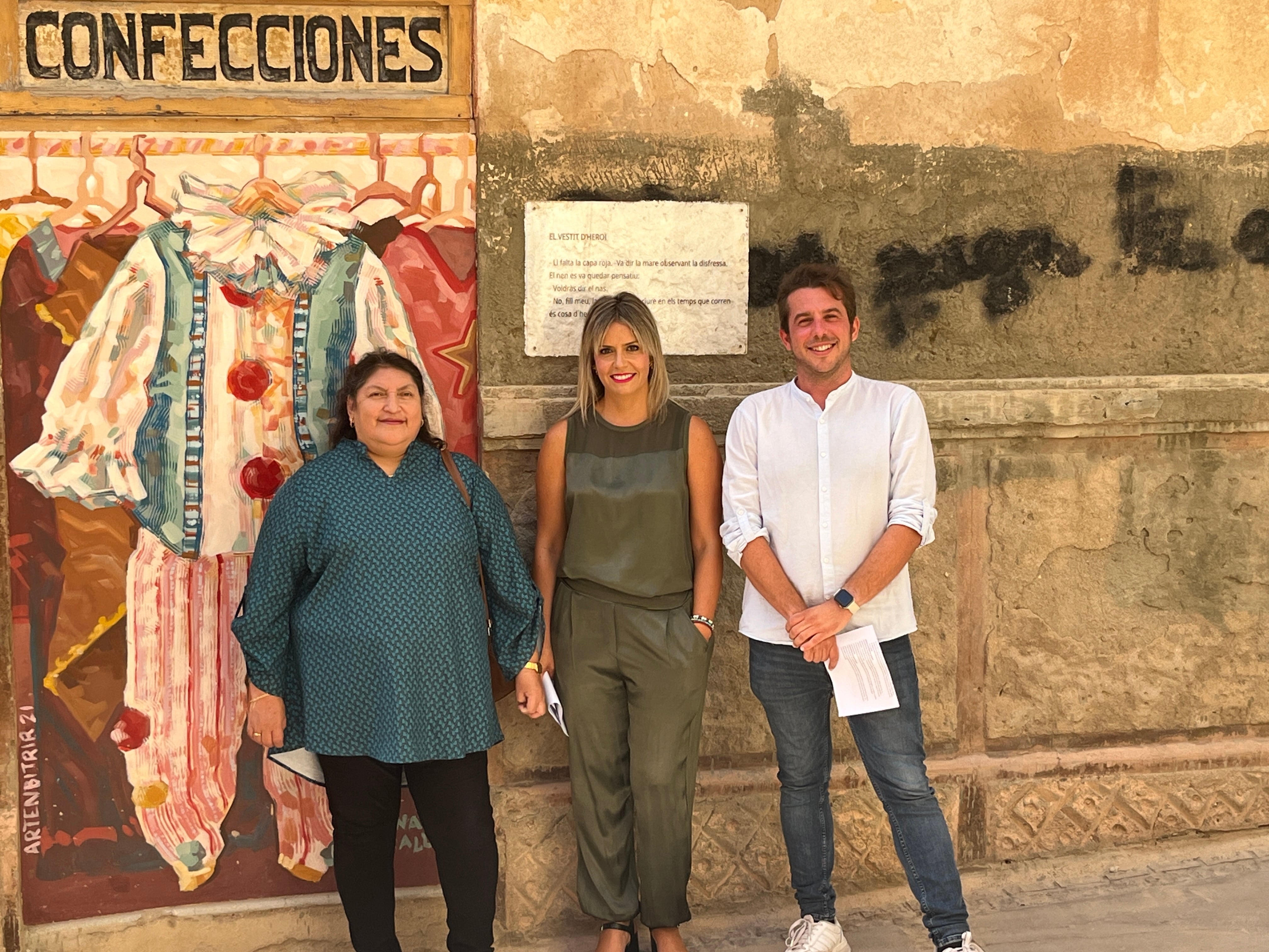 María Eulalia Ayala, presidenta de la A.VV Miguel Hernández del casco antiguo, Aída Tortosa, edil de Comercio, y David Guardiola, concejal de Urbanismo.