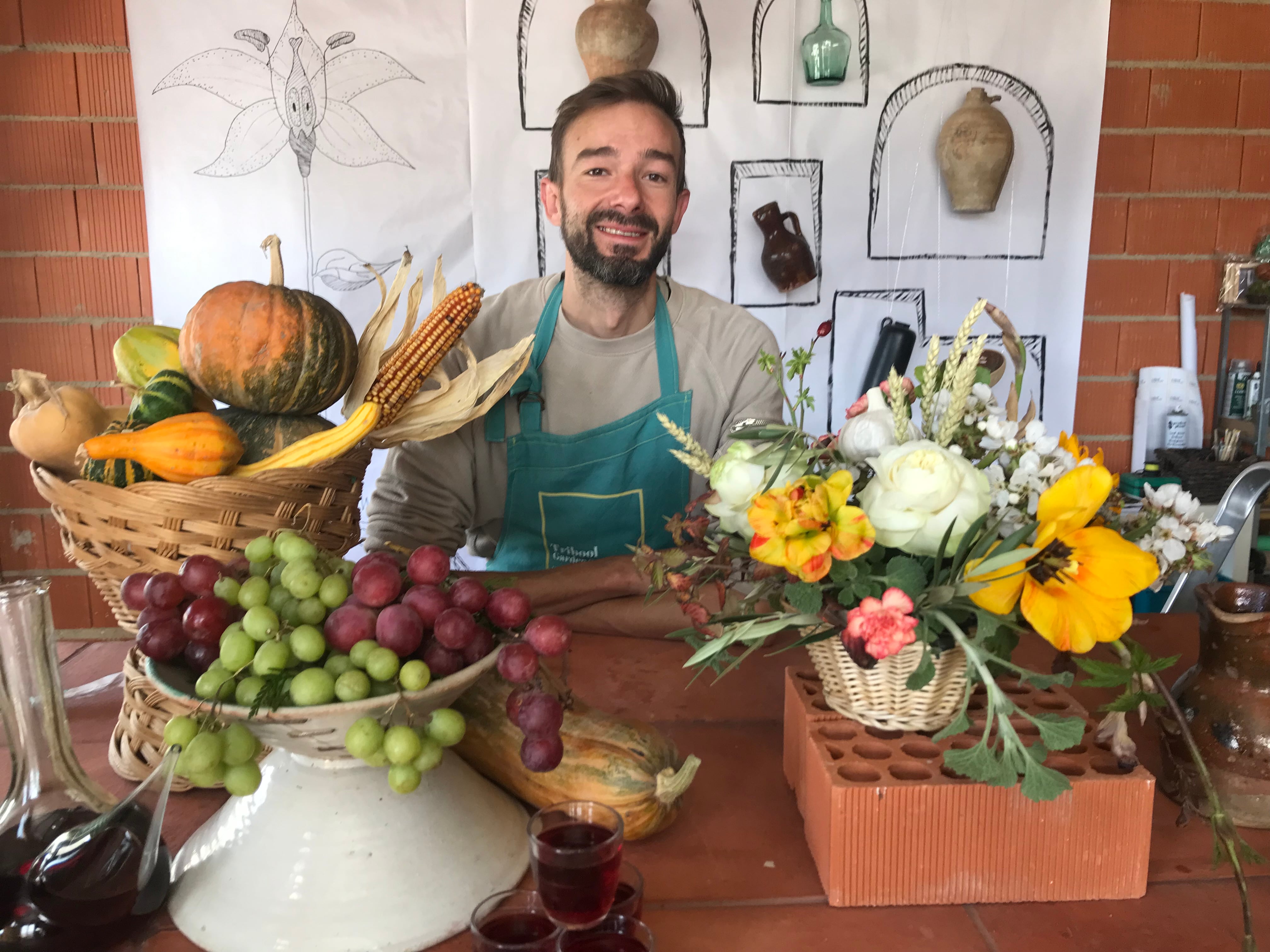 Javier Racionero posa junto al bodegón que ha creado en la clase para sus alumnos.