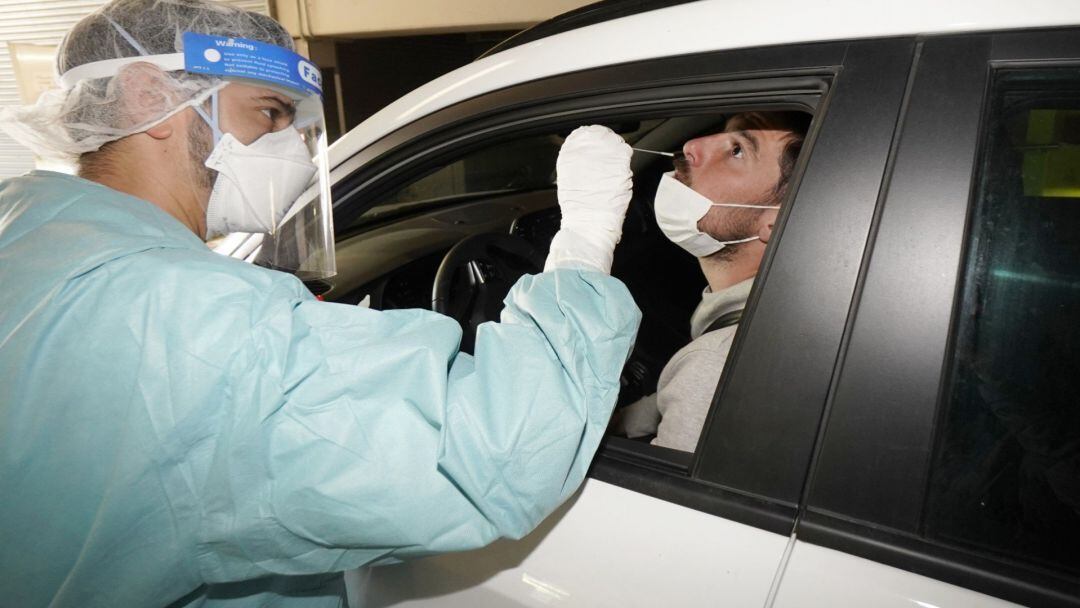 Un sanitario del SCS realiza una prueba PCR.