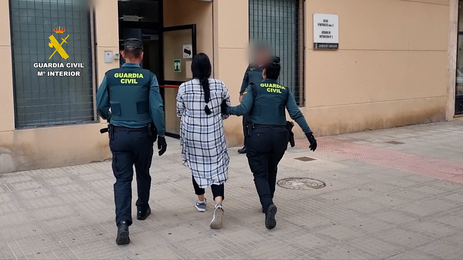 La mujer detenida, a las puertas de los Juzgados de Gandia.