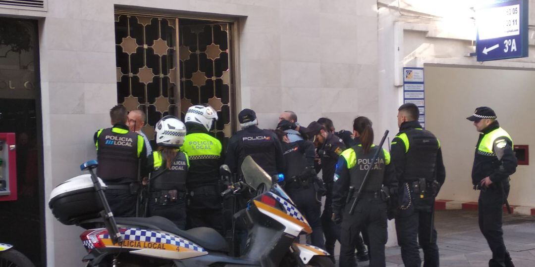 Momento de la detención de los presuntos autores de la paliza.