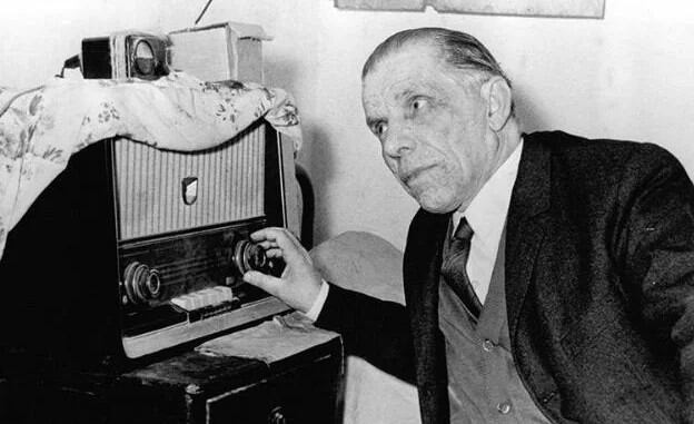 Manuel Cortés, con la radio que le acompañó tantos años durante su cautiverio. :: FOTO SALAS