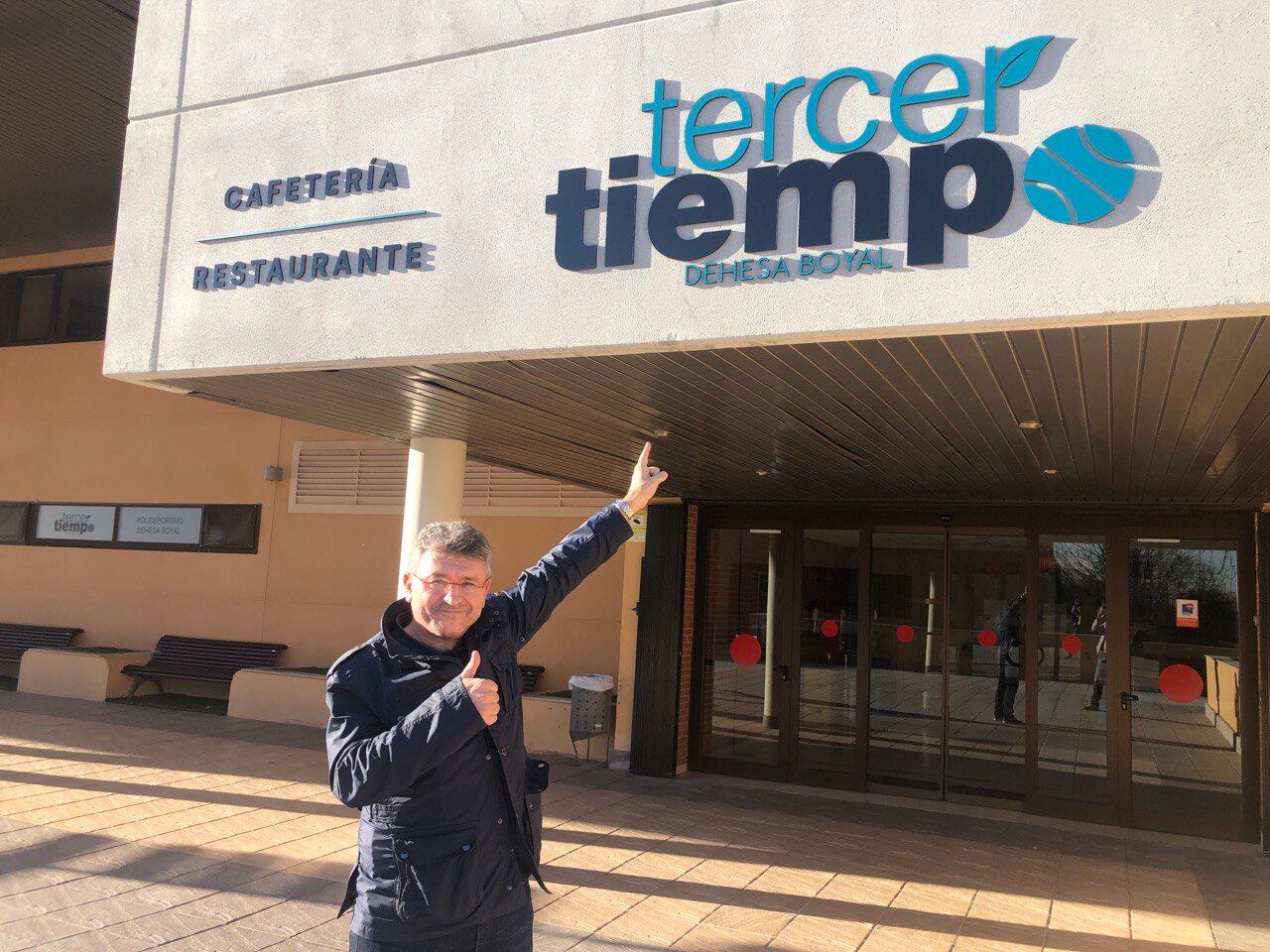 El concejal de Deportes, Ángel Buenache, frente a las instalaciones de la nueva cafetería del Polideportivo Dehesa Boyal de San Sebastián de los Reyes