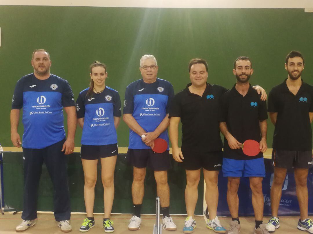 Jugadores antes del partido de Tenis de Mesa