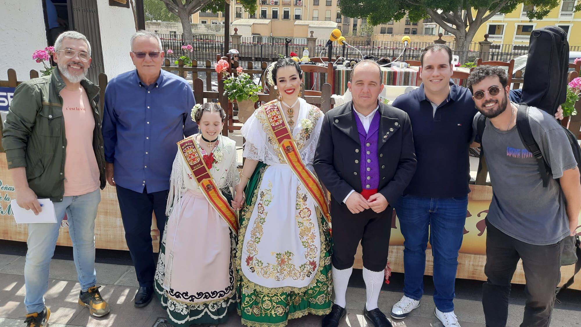 De izquierda a derecha: Paco Sánchez, Pedro López (Cardoso I), África Peñalver, Reina de la Huerta Infantil, Andrea Sánchez, Reina de la Huerta 2023, Pablo Hernández, presidente Federación de Peñas Huertanas, Pedro López (Cardoso II), y Carlos Dechari, cantante y compositor