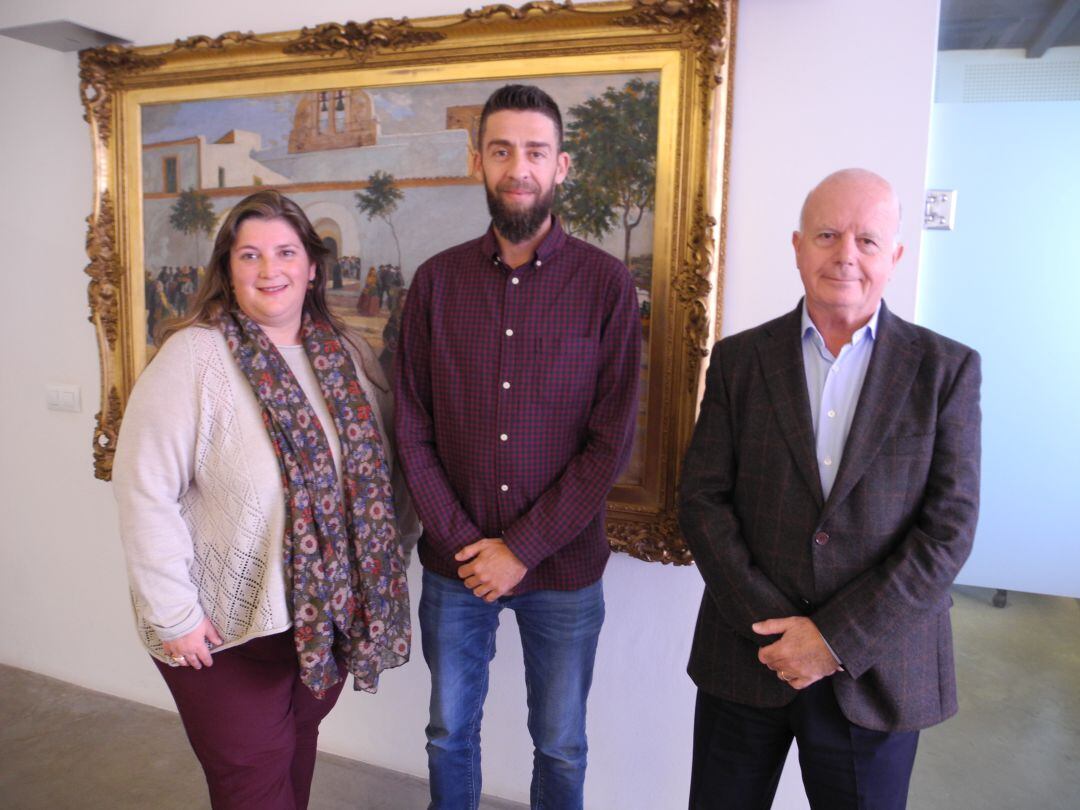 El nuevo celador junto al alcalde y la concejal