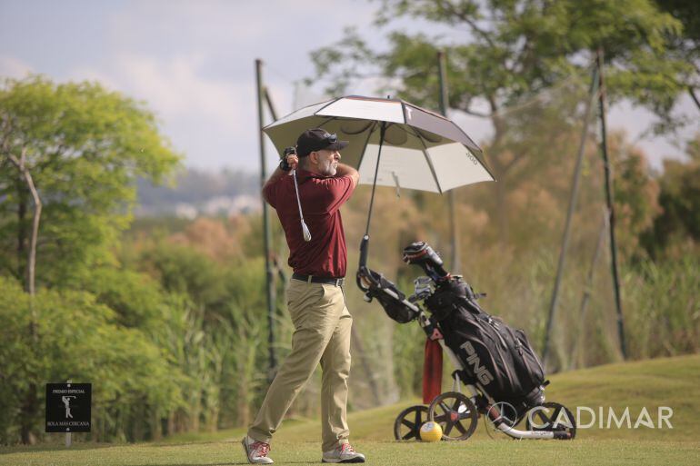 Un jugador durante el Torneo de Golf celebrado en Sherry Golf Jerez