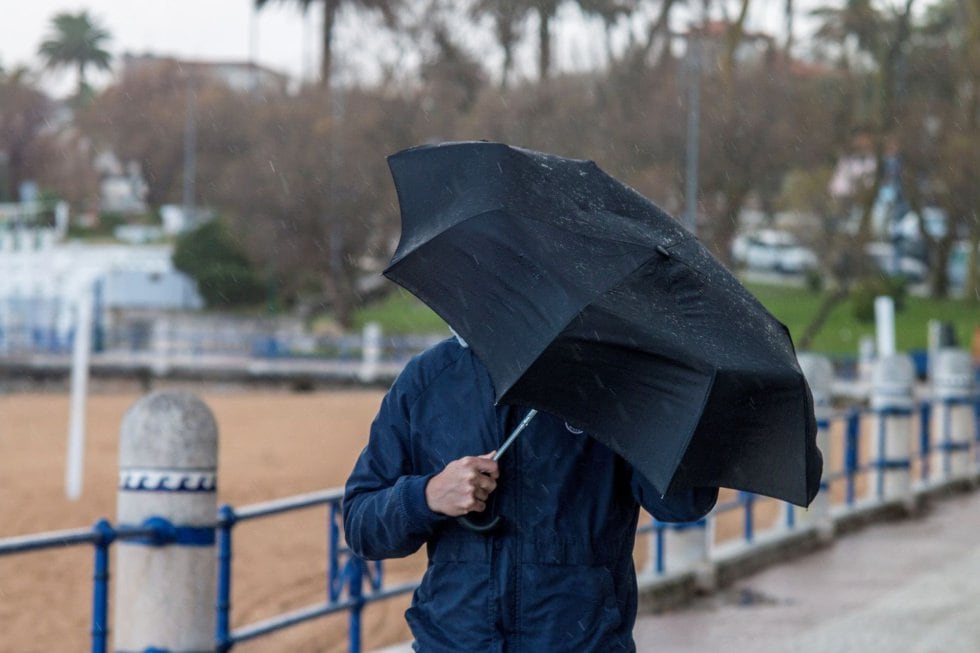 El Sardinero bajo el granizo y el fuerte viento, durante el paso del temporal de invierno Bruno por Santander, que ha dejado rachas muy fuertes de viento en Cantabria que han alcanzado 113 kilómetros por hora en Tresviso y 110 en Santander, y ha provocado
