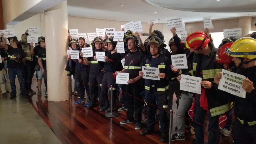 Quejas de los bomberos en la sede de la Diputación
