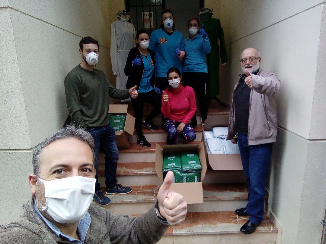Voluntarios de Cazorla y La Iruela organizan el envio de batas al Hospital de Úbeda