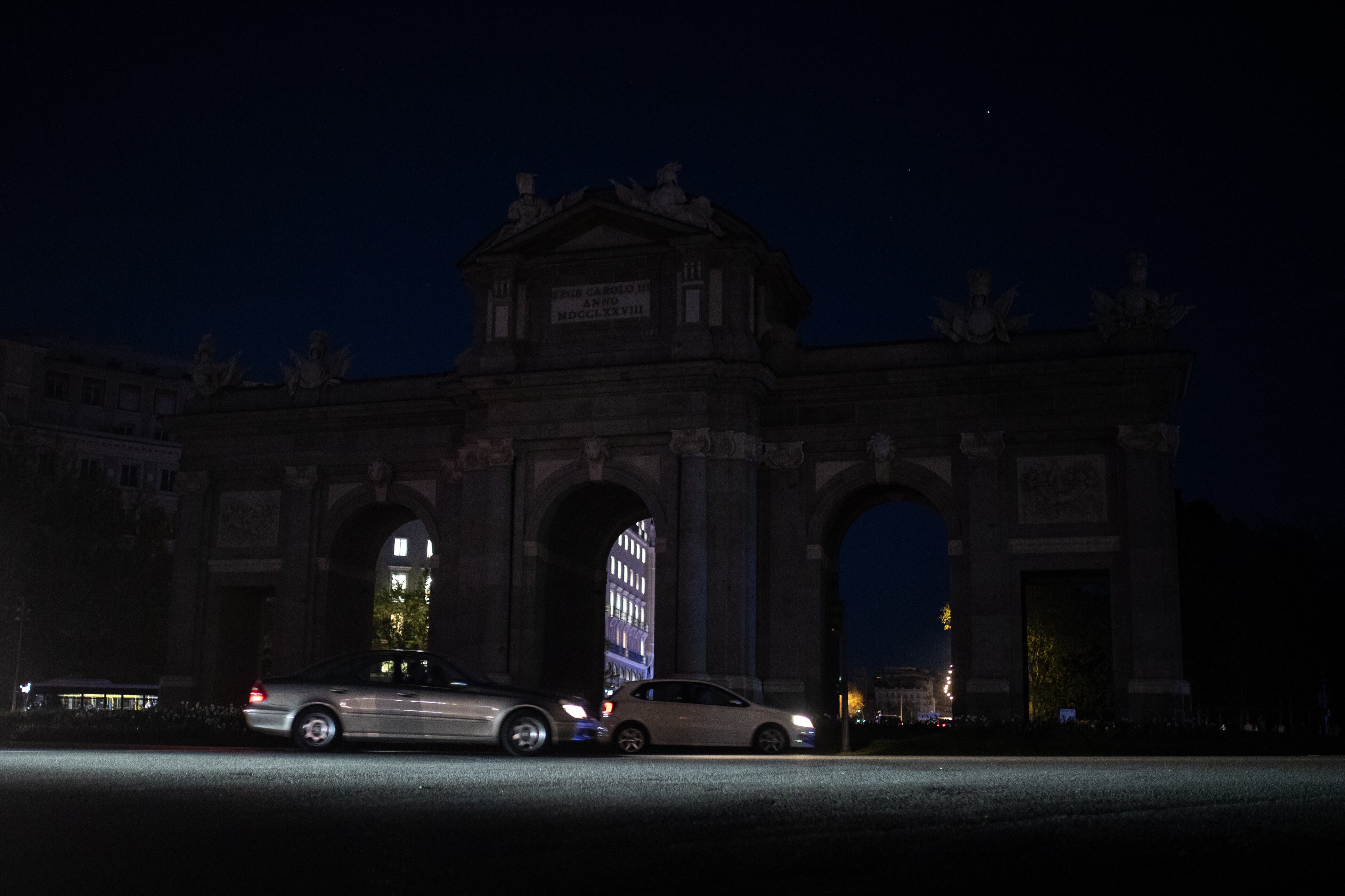 La Puerta de Alcalá, durante el apagón del pasado 28 de abril. 