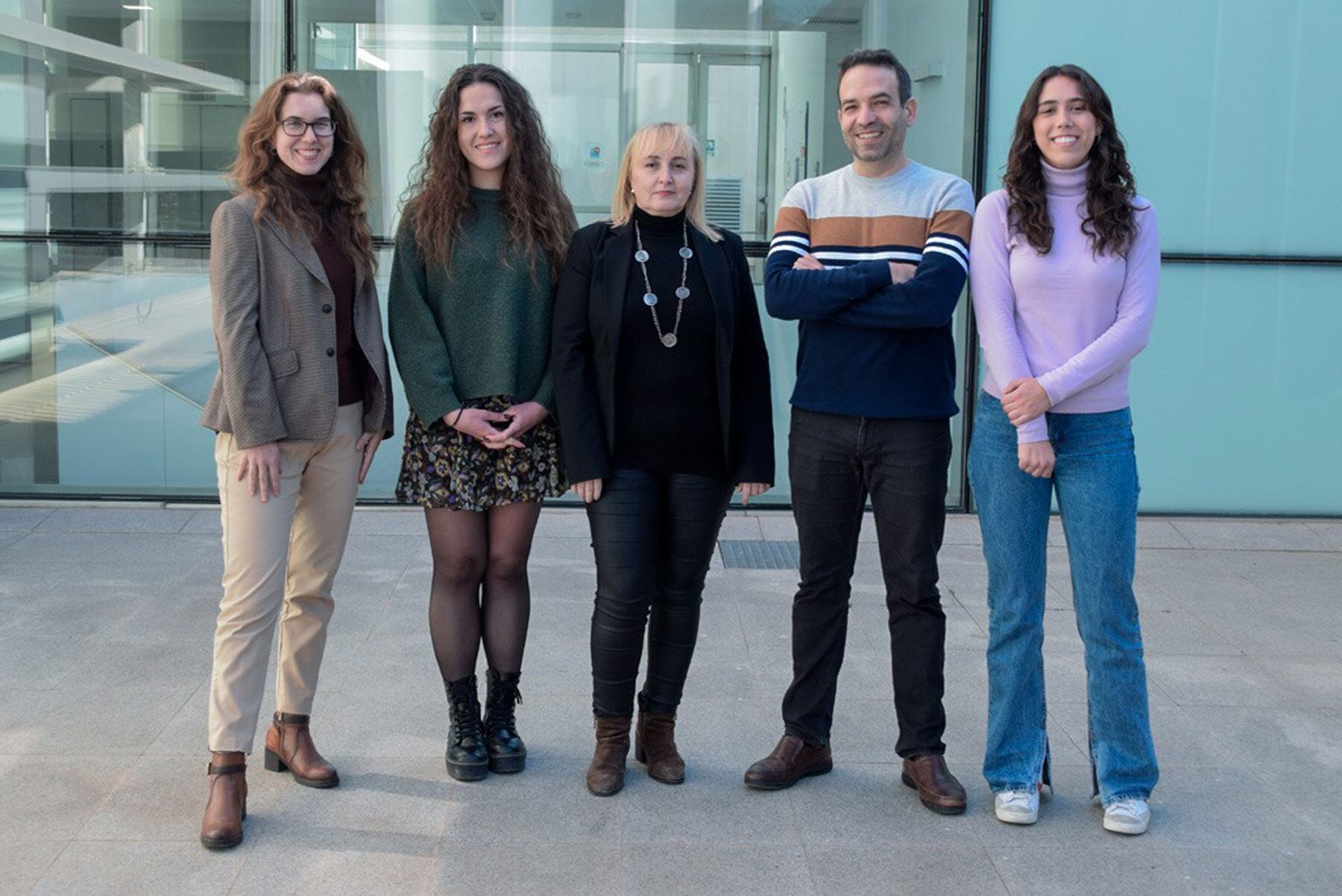 Paula Doria, en la part esquerra, junt a altres investigadors del centre d'investigació Príncep Felip, entre ells Vicente Pérez