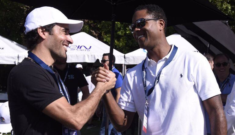 Raúl y Kluivert se saludan en la segunda jornada del XX Torneo Internacional LaLiga Promises.