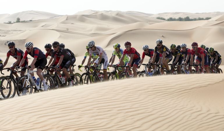 La carrera discurre por curiosos paisajes: desde las dunas del desierto a las pistas del circuito de Formula 1