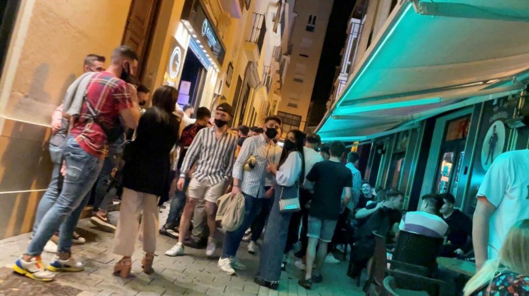 Jóvenes por la noche en el centro de Málaga el pasado fin de semana