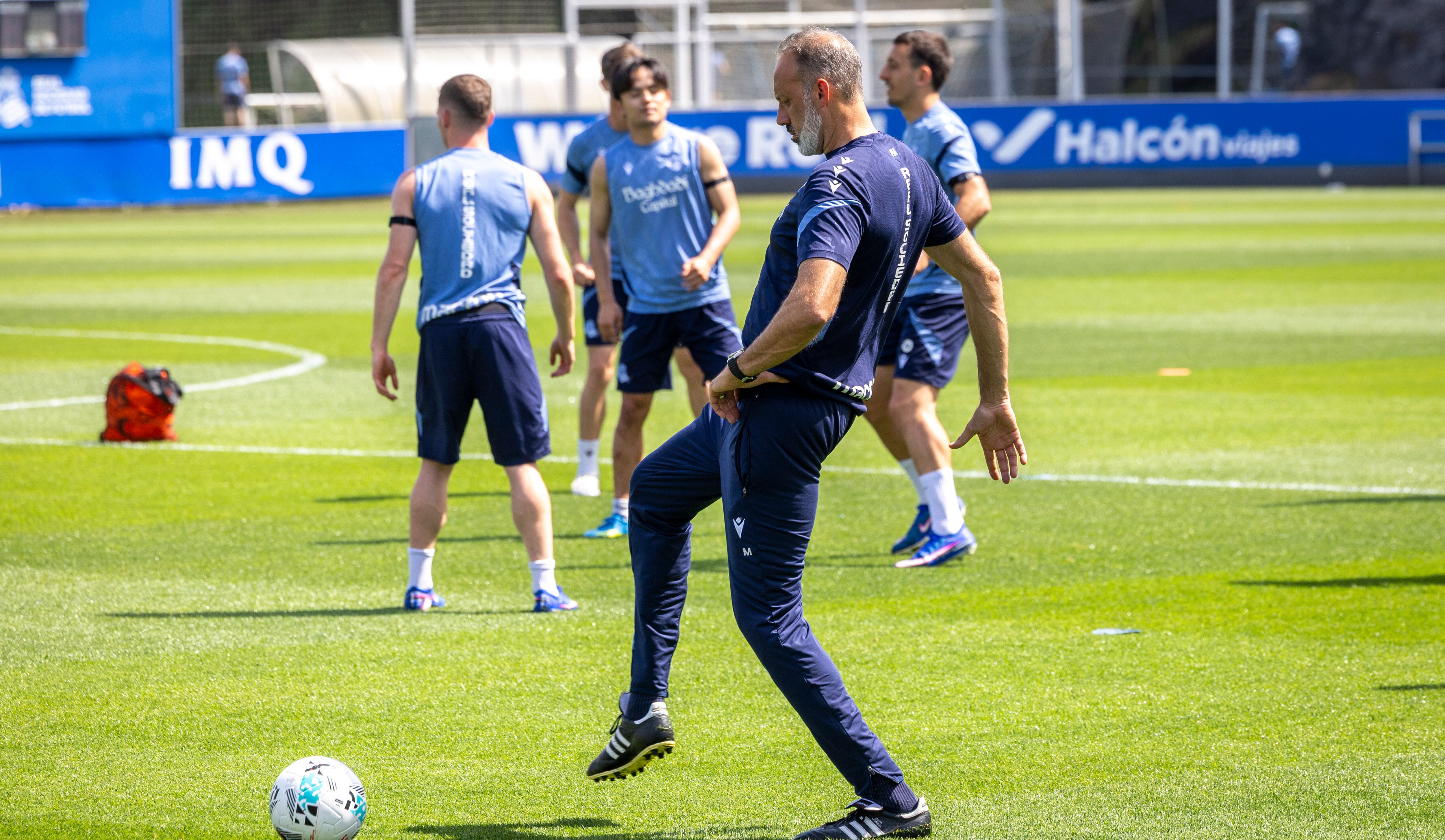 SAN SEBASTIÁN, 21/04/2026.- El entrenador de la Real Sociedad, Pellegrino Matarazzo, este martes durante un entrenamiento en San Sebastián previo al partido contra el Getafe. EFE/Javier Etxezarreta