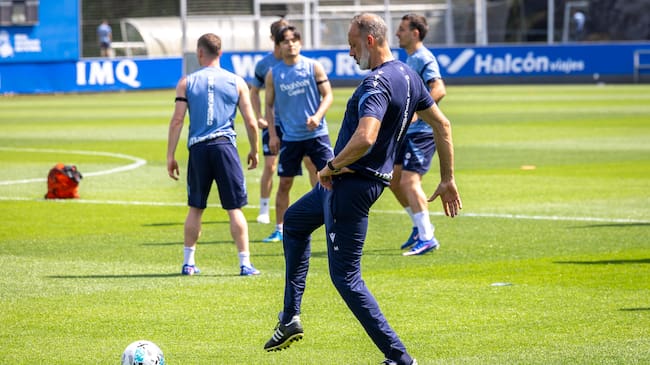 SAN SEBASTIÁN, 21/04/2026.- El entrenador de la Real Sociedad, Pellegrino Matarazzo, este martes durante un entrenamiento en San Sebastián previo al partido contra el Getafe. EFE/Javier Etxezarreta