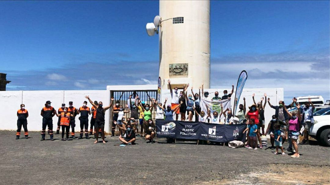 Participantes en la jornada de limpieza en Playa Blanca, Lanzarote.