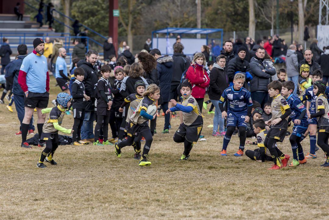 Uno de los partidos de los más pequeños en el campo de la Virgen de las Viñas.