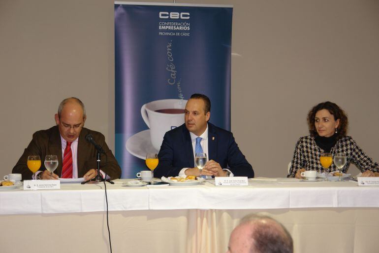 El alcalde de San Roque, durante el acto de la Confederación de Empresarios de la Provincia de Cádiz.