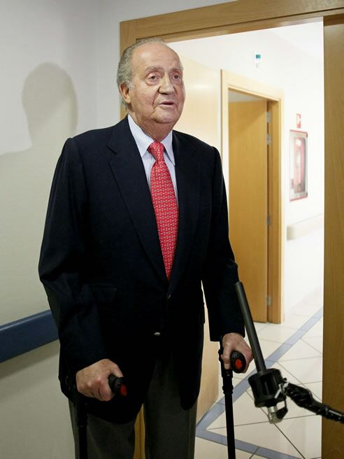 El rey Juan Carlos, a su salida de la habitación tras recibir el alta hospitalaria después de recuperarse de la intervención quirúrgica a la que fue sometido por fracturarse la cadera a consecuencia de una caída en Botsuana, ha declarado a los periodistas: &quot;Lo siento mucho. Me he equivocado. No volverá a ocurrir&quot;.