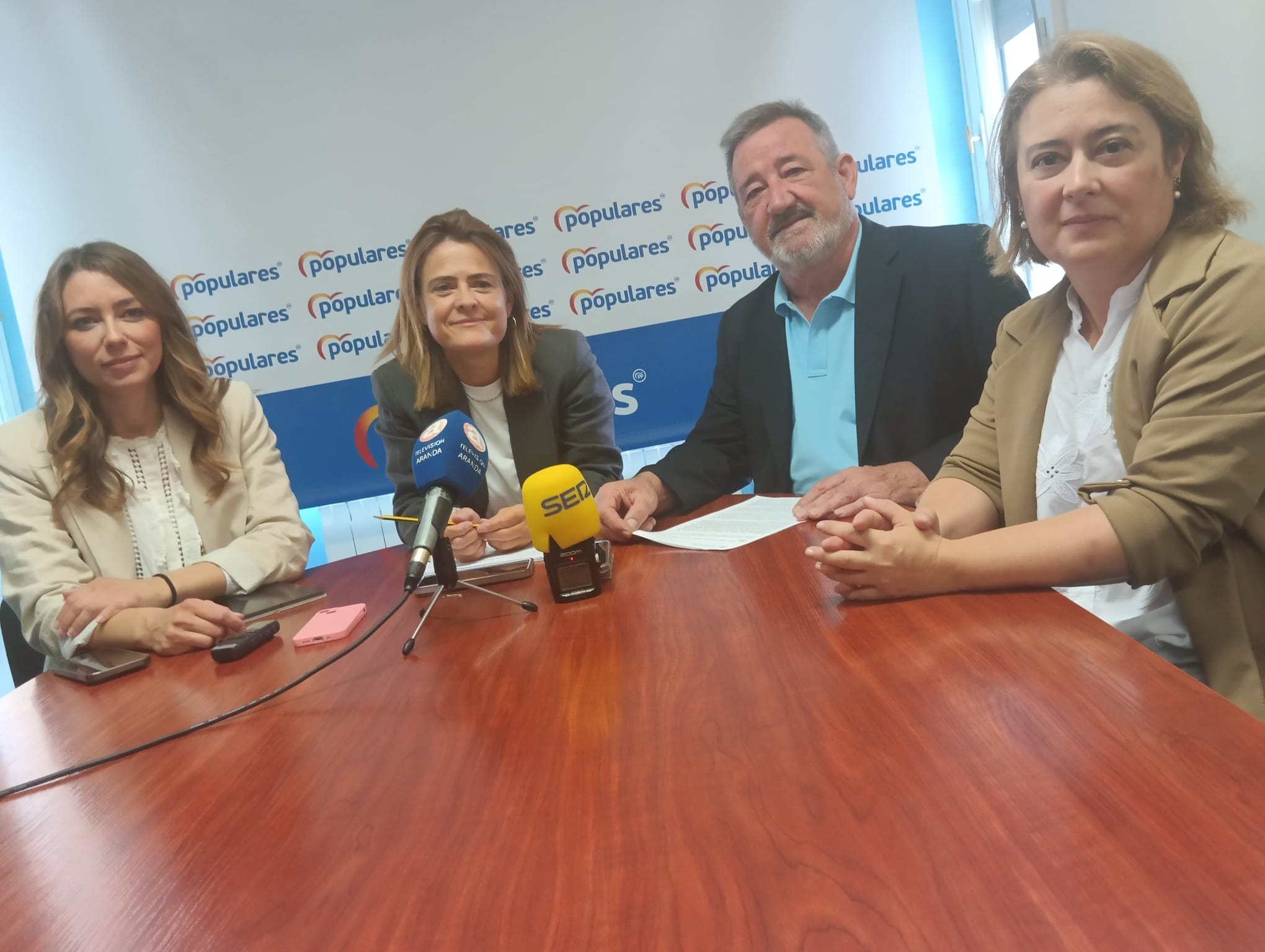 De izq a dcha, Virginia Martínez, Cristina Valderas, José María Jimeno y Teresa Bermejo