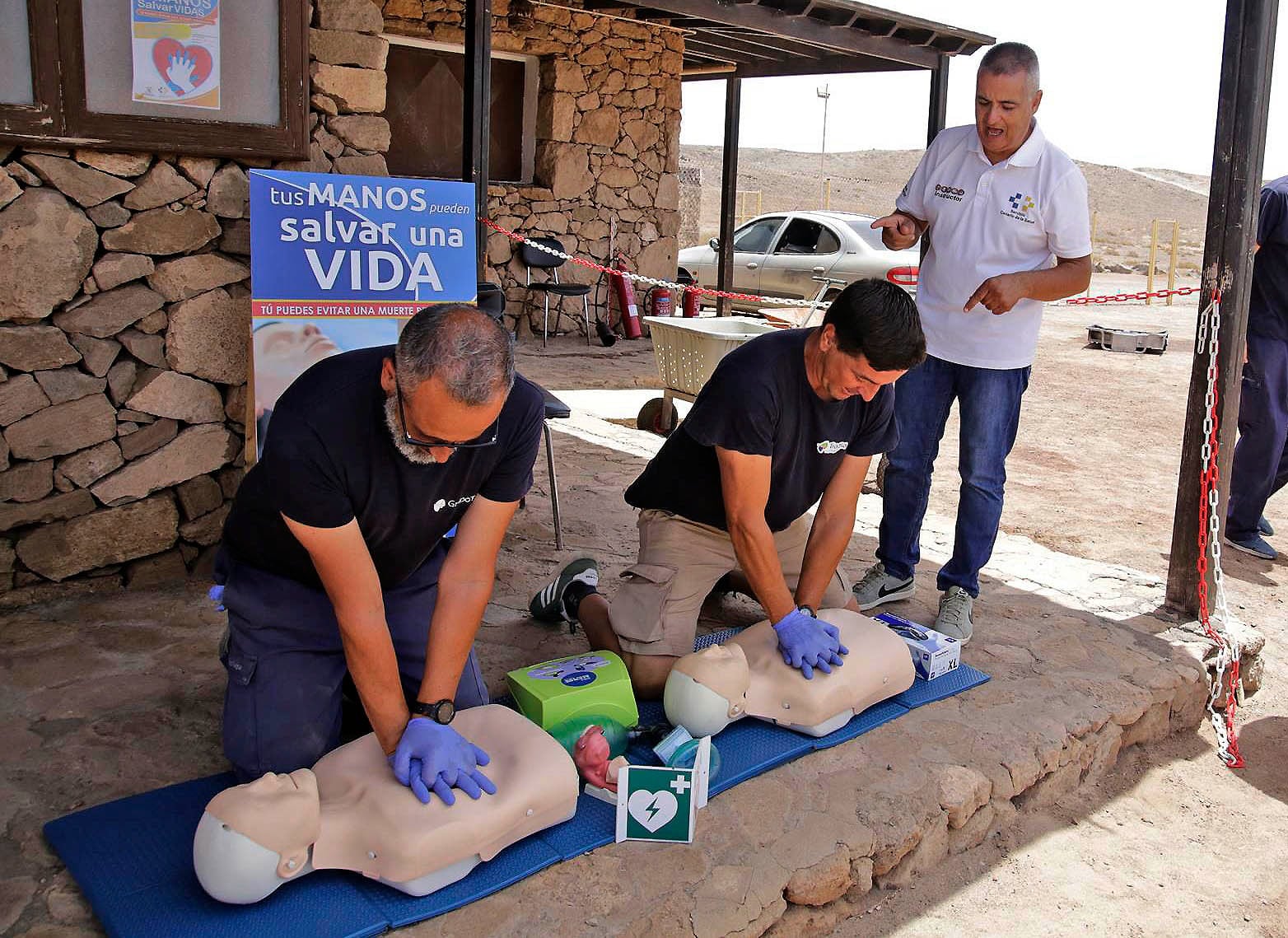 Benjamín Nieves, Técnico de Instructor del Consorcio de Emergencias, con el personal de Papagayo.