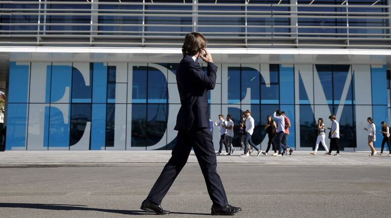 GRA021. VALENCIA, 17/09/2015.- Un hombre pasa ante el ambicioso espacio promovido por el presidente de Mercadona, Juan Roig, para concentrar la Escuela de Empresarios EDEM, la incubadora de empresas Lanzadera y la sociedad de inversión Angels en un polo emprendedor ubicado en antiguas bases de la Copa del América que se inaugura hoy en la Marina Real de Valencia. EFE/Kai Försterling