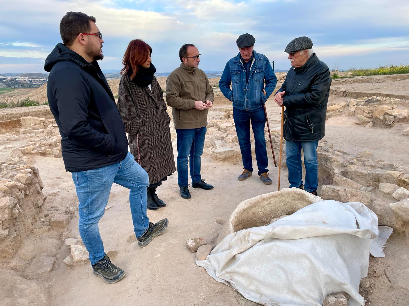 El delegado de Turismo, Cultura y Deporte, José Ayala (centro), en el yacimiento de Puente Tablas, junto a técnicos investigadores.