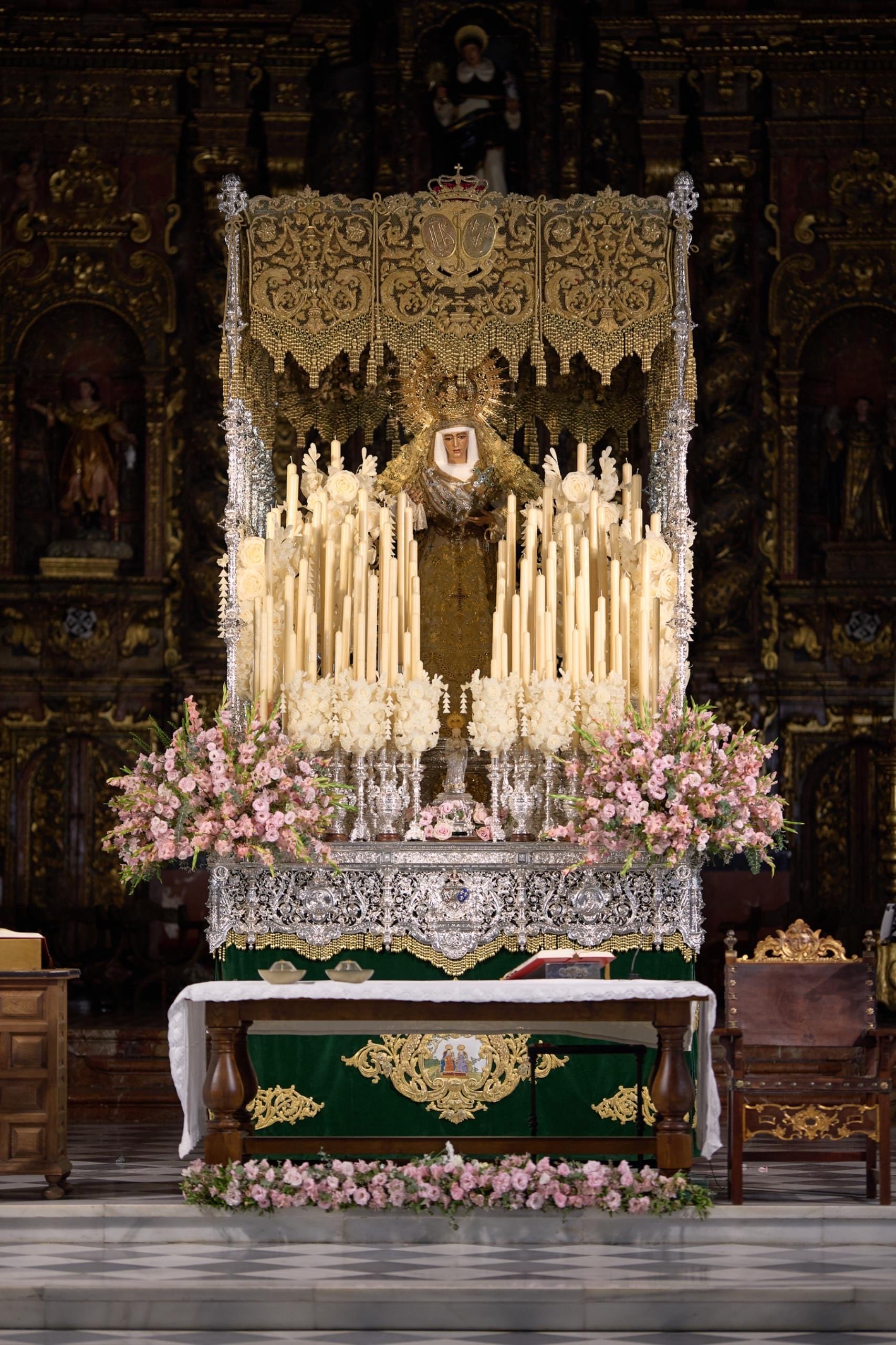 La Esperanza de Triana aguarda en San Jacinto, ya en su paso de palio, a ser trasladada este sábado a la Catedral de Sevilla