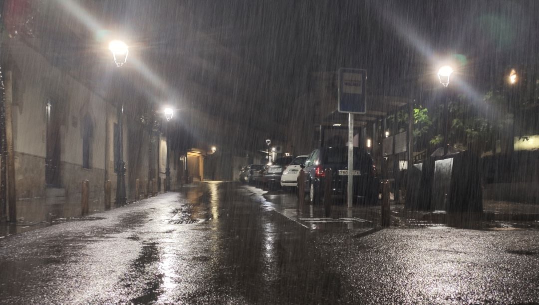 Lluvia en la capital la noche del pasado jueves.