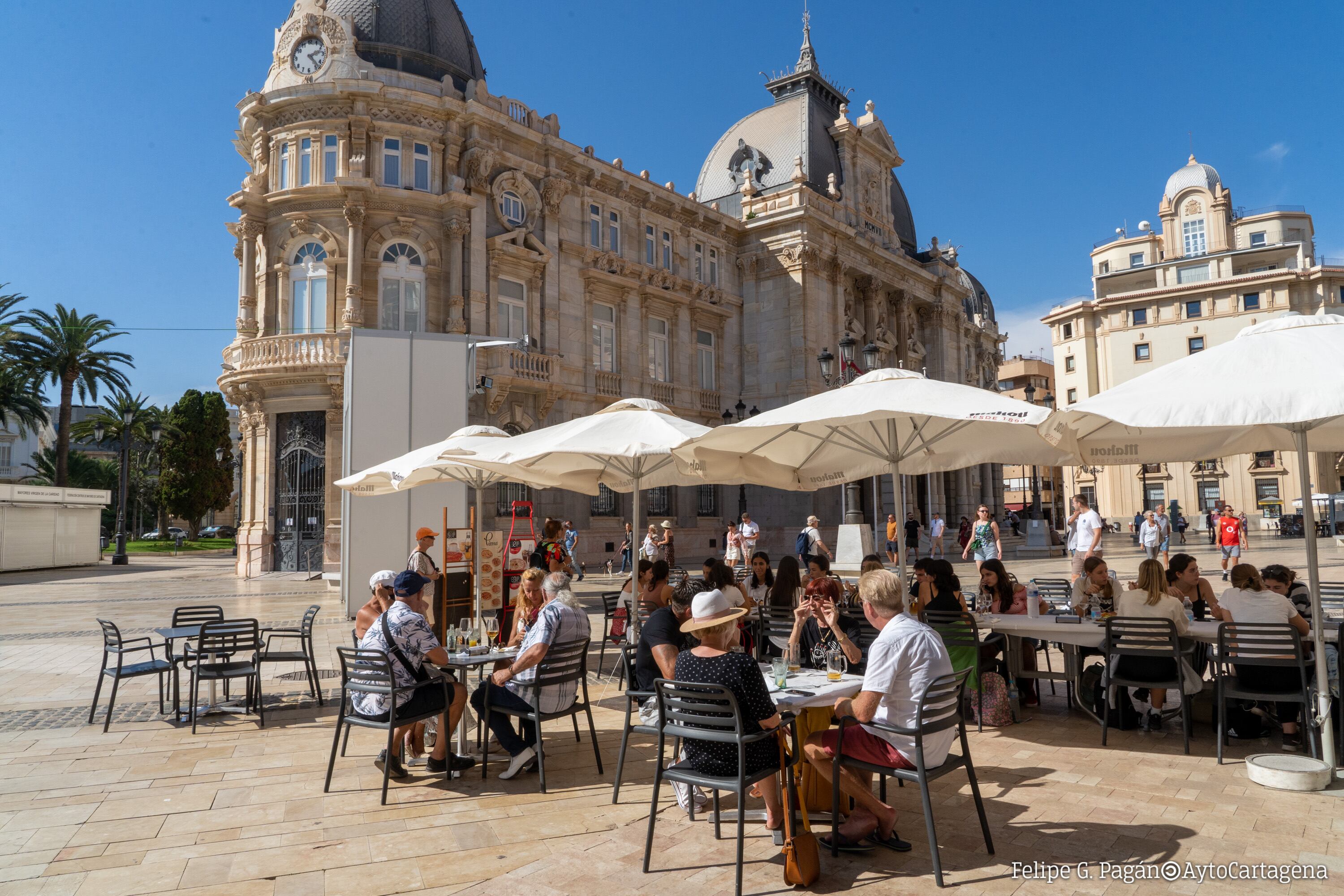 Turistas en la plaza del Ayuntamiento de Cartagena