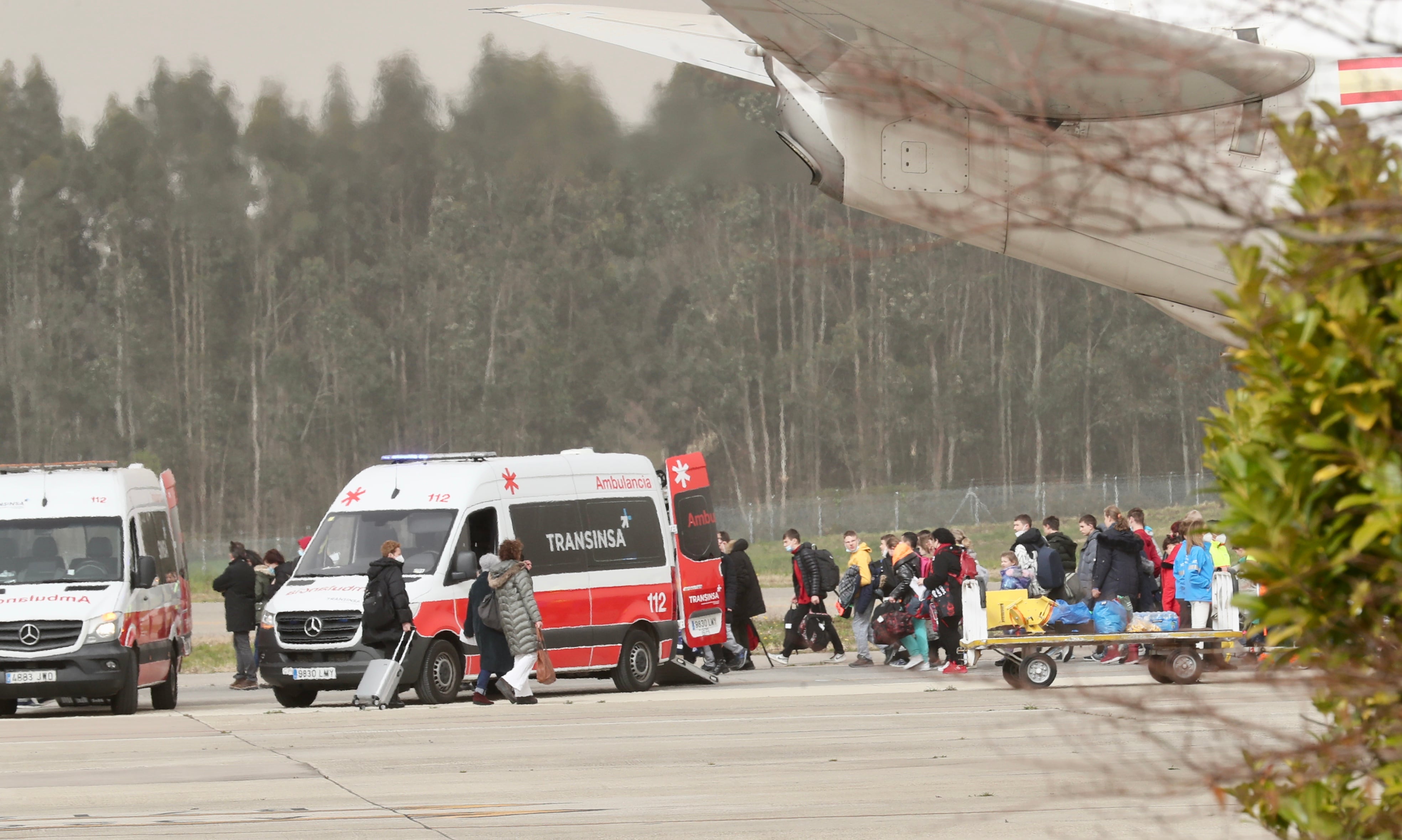 Algunos de los refugiados camino de los autobuses que les trasladarán a sus nuevo hogares.