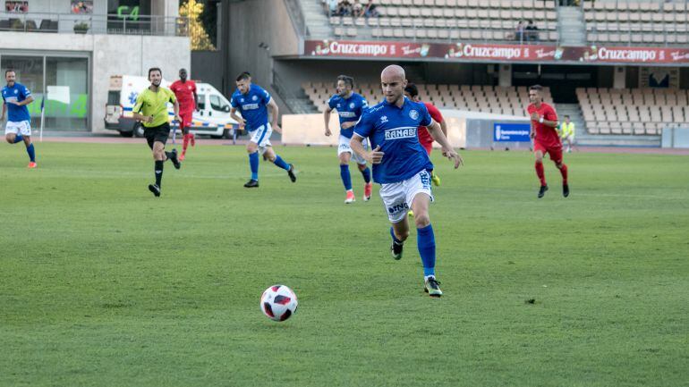 Casares conduciendo la pelota durante el partido ante el Sevilla C