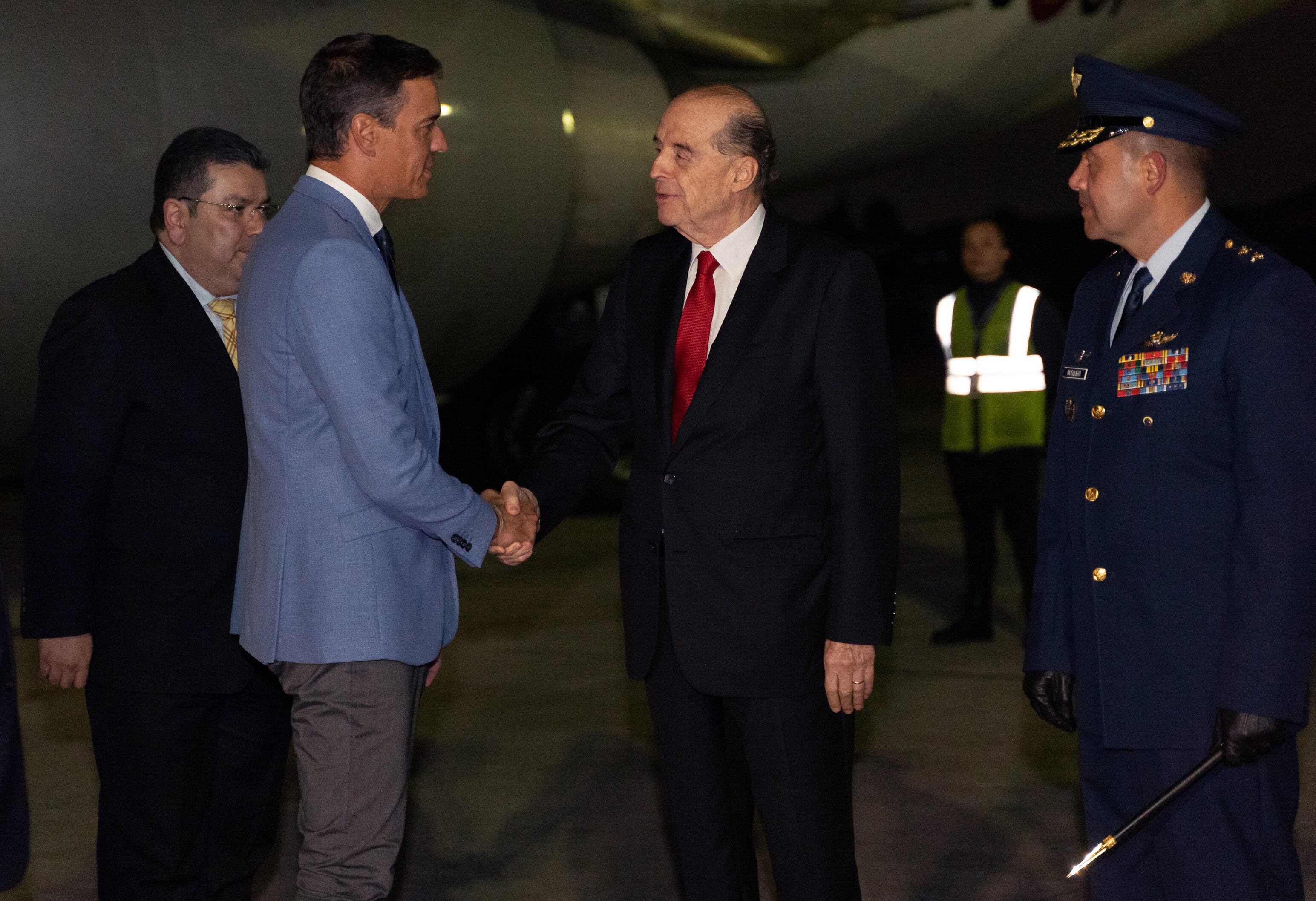 Fotografía cedida por la Cancillería de Colombia del ministro de relaciones exteriores de Colombia, Álvaro Leyva (c), saludando al jefe del Gobierno español, Pedro Sánchez (i), a su llegada este martes, a Bogotá (Colombia)