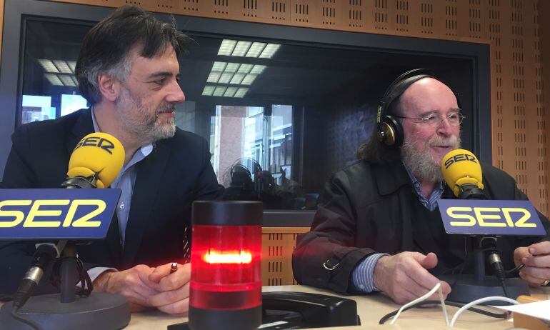 Diego Fernández Magdaleno (i) y Joaquín Díez (d) en los estudios de Radio Valladolid