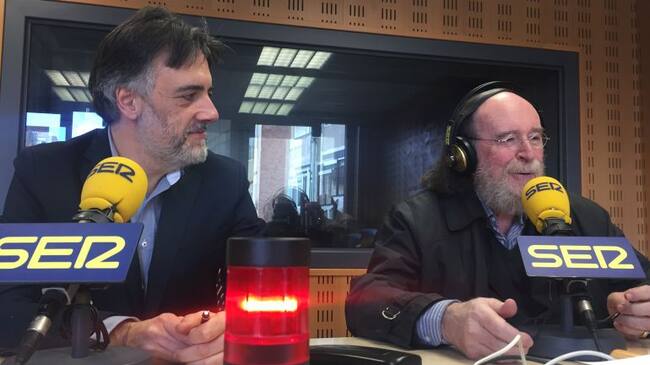 Diego Fernández Magdaleno (i) y Joaquín Díez (d) en los estudios de Radio Valladolid