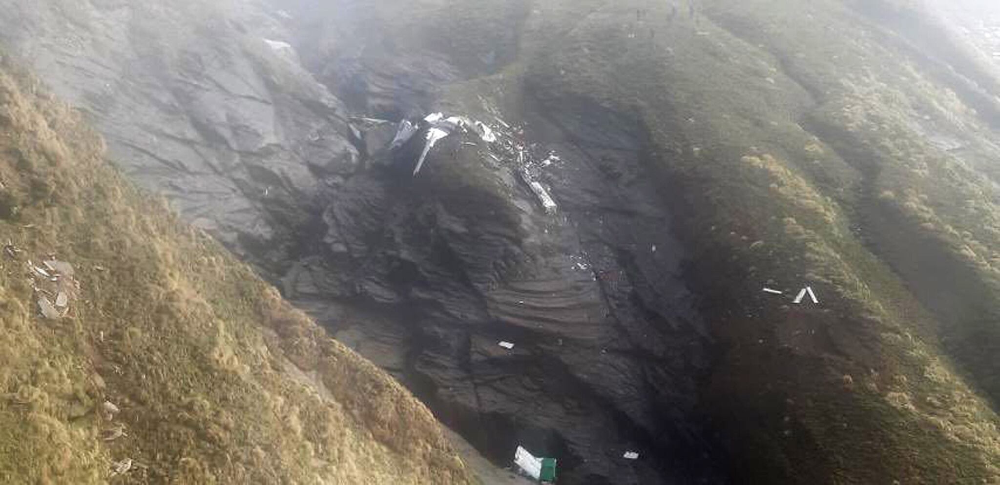 El ejército de Nepal ha compartido esta imagen que muestra el lugar del accidente del avión de Tara Air en un acantilado en Thasang Village, distrito de Mustang, al oeste de Nepal