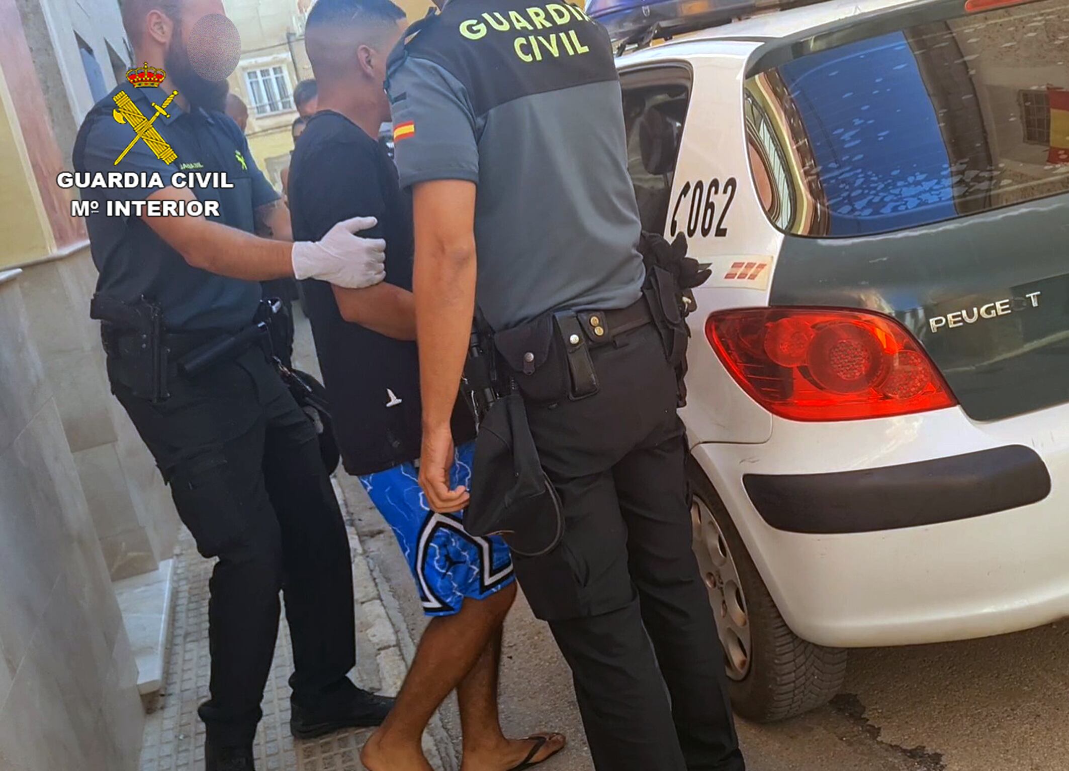 La Guardia Civil traslada al detenido acusado del robo en un restaurante ceheginero