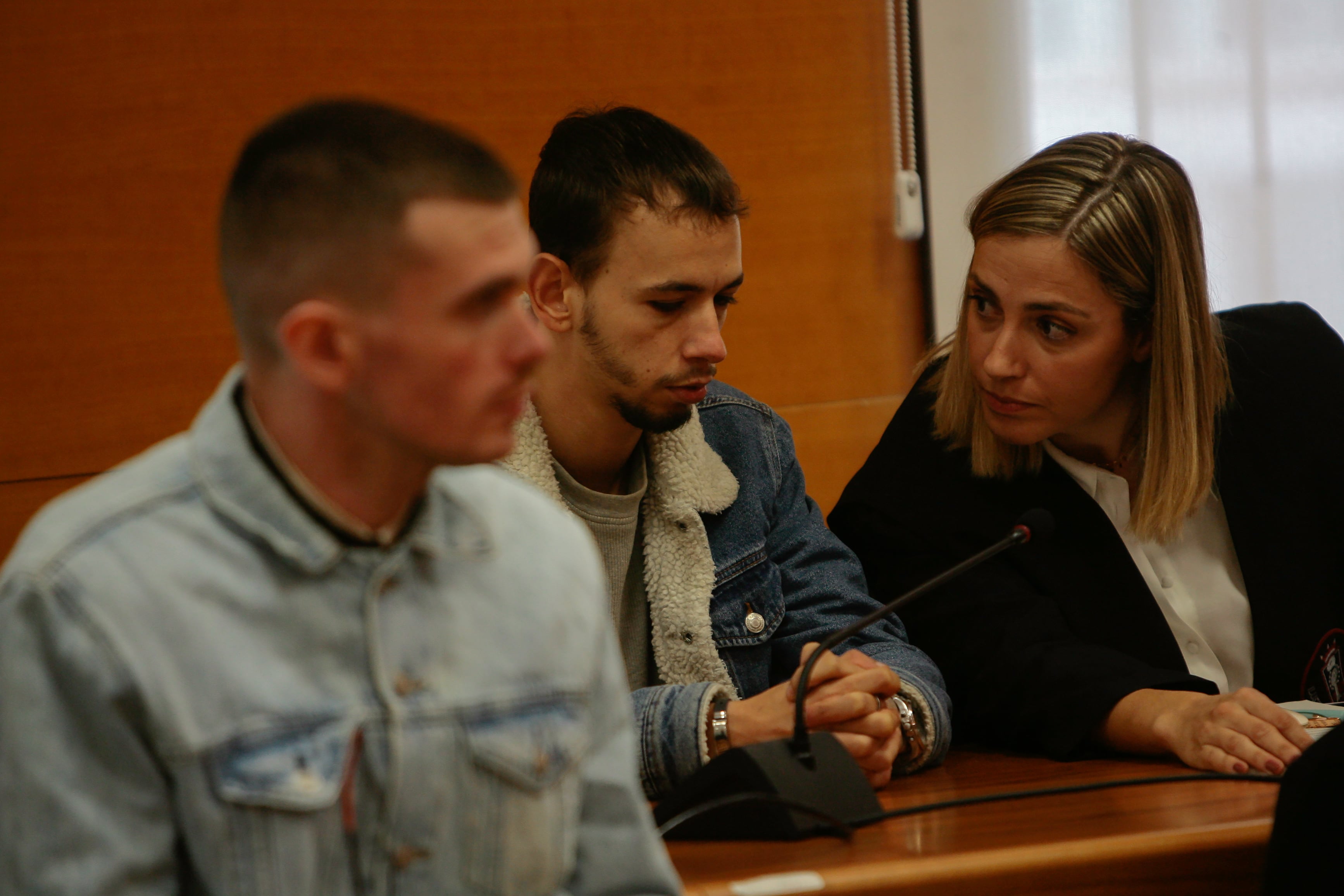 Dos de los acusados con una letrada