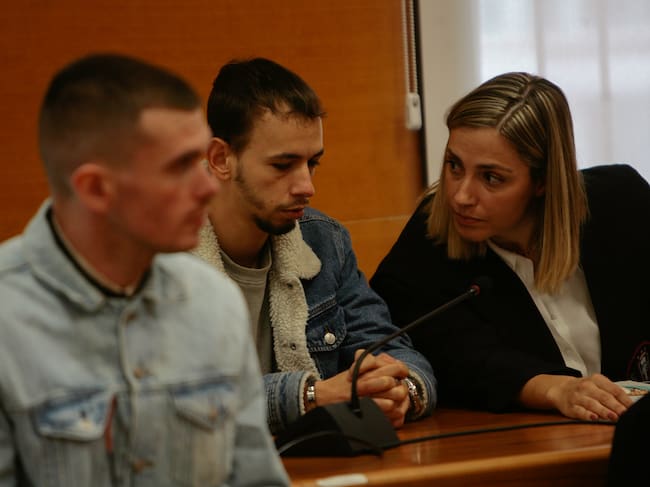 Dos de los acusados con una letrada