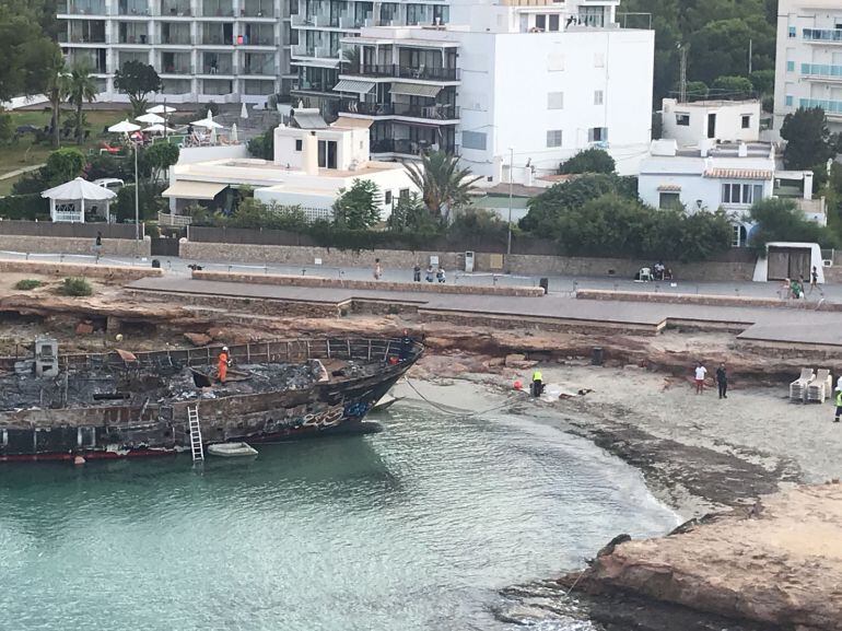 Imagen del barco calcinado