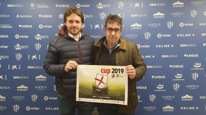 Javier Cruz, a la derecha, toma el relevo de Josete Ortas como consejero delegado de la SD Huesca