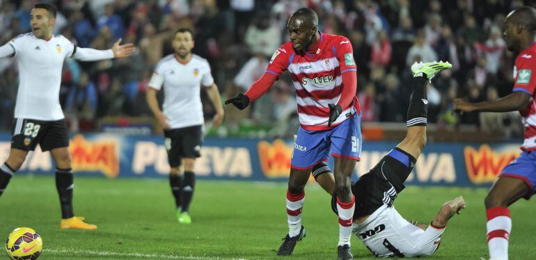 Nyom señala el balón