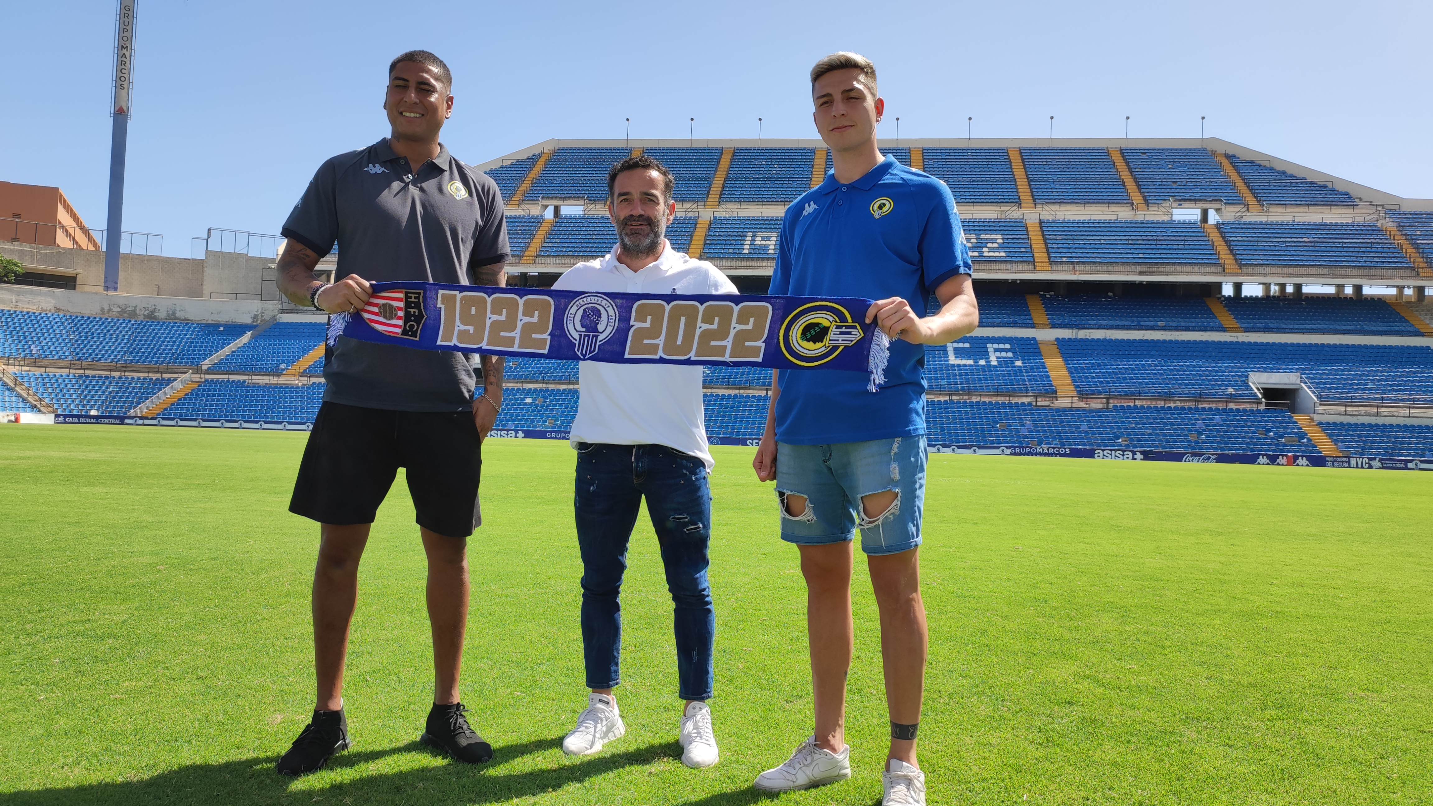 Marcelo Djaló y Dylan Leiva, jugadores del Hércules CF, junto a Paco Peña, director deportivo