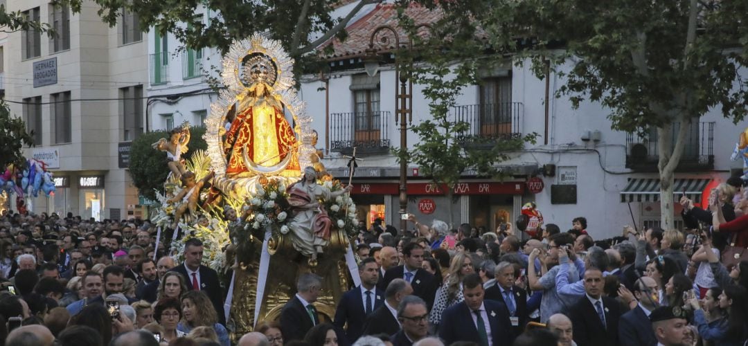 La bajada de la imagen de la virgen los Ángeles dan el pistoletazo a las fiestas patronales