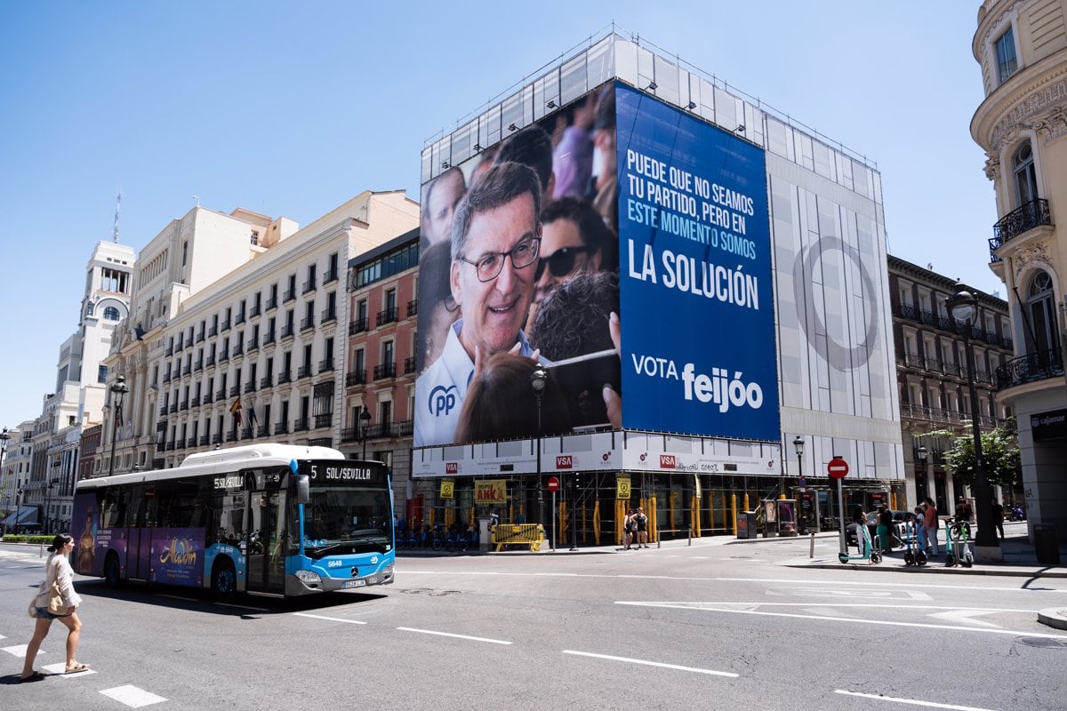 Lona que pide el voto para el candidato del PP en la calle Alcalá, esquina Cedaceros, en Madrid