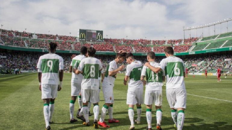 Los jugadores del Elche celebran el gol de Iván Sánchez