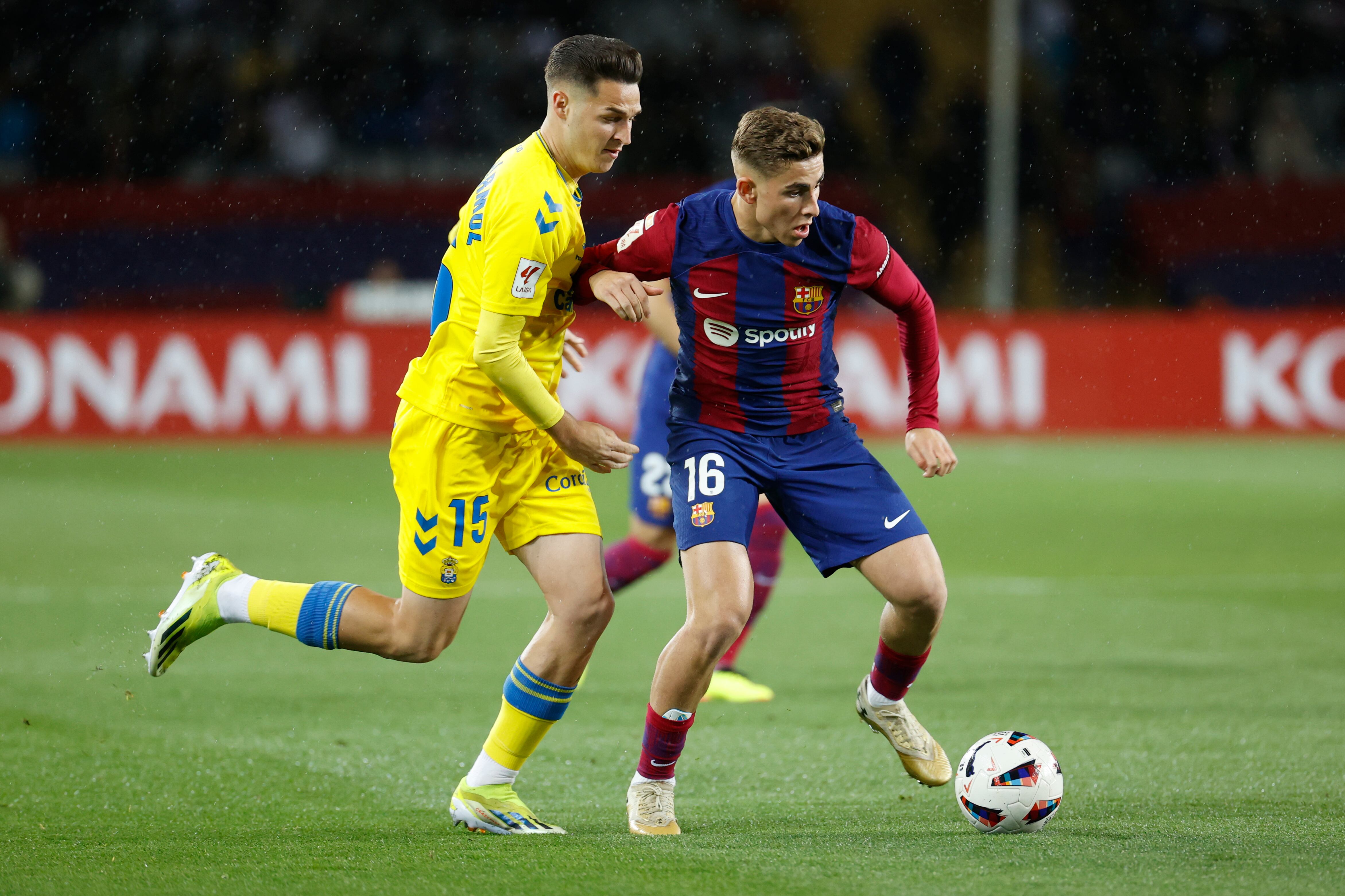 BARCELONA, 30/03/2024.- El centrocampista del FC Barcelona Fermín López (d) se escapa de Mika Marmol, de la UD Las Palmas, durante el partido de la jornada 30 de LaLiga que FC Barcelona y UD Las Palmas disputan hoy sábado en el estadio olímpico Lluís Companys. EFE/ Toni Albir
