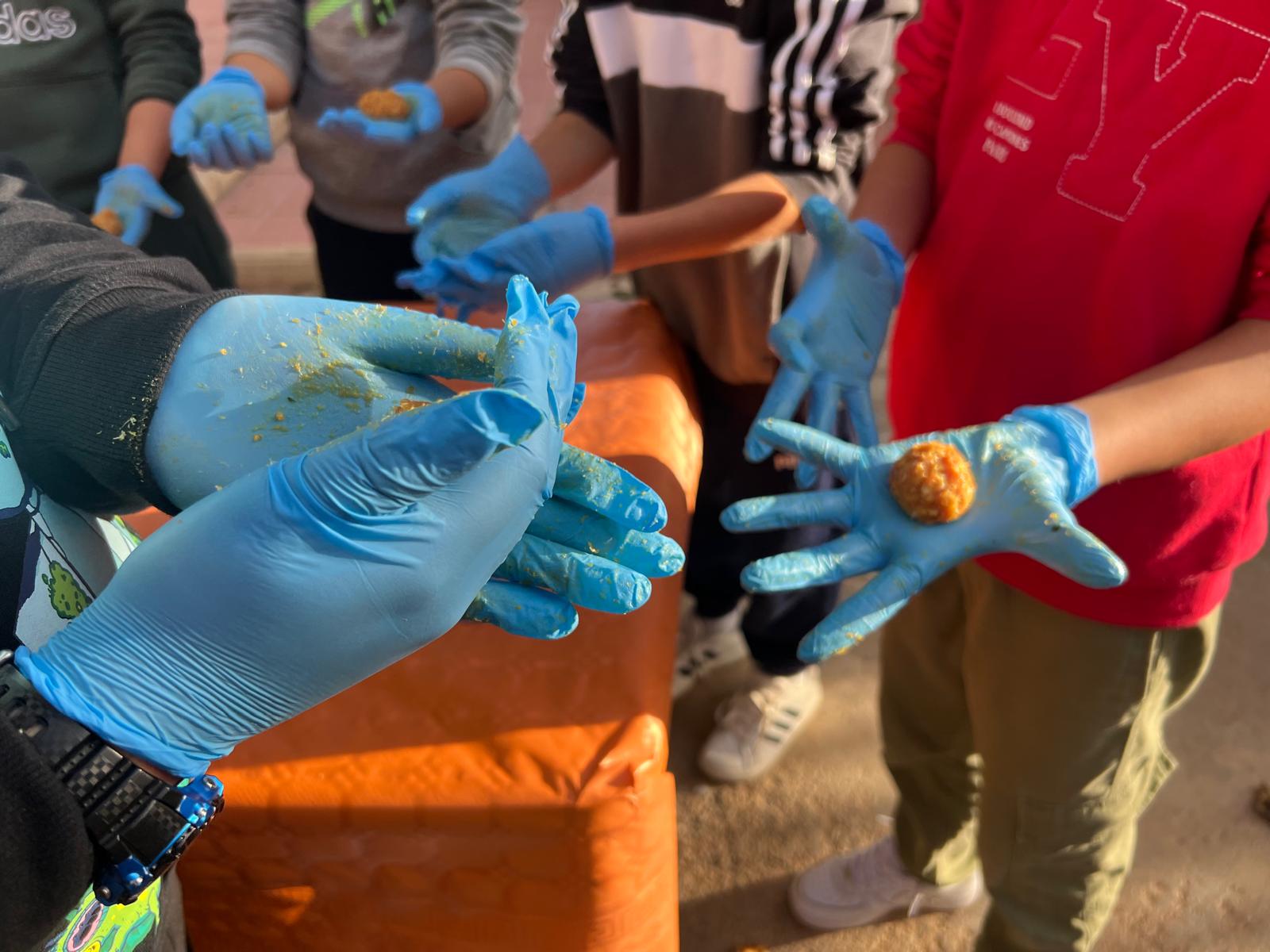 El colegio San Fulgencio lleva las “pelotas” de Pozo Estrecho a una tradición inclusiva para todos